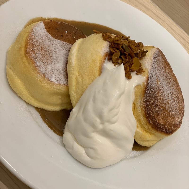 紅茶ミルクパンケーキ自家製グラノーラがけ(幸せのパンケーキ 銀座店)