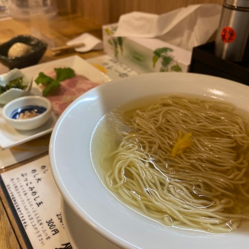 追い込み鰹出汁拉麺　塩　煮卵(麺と向かって鰹)