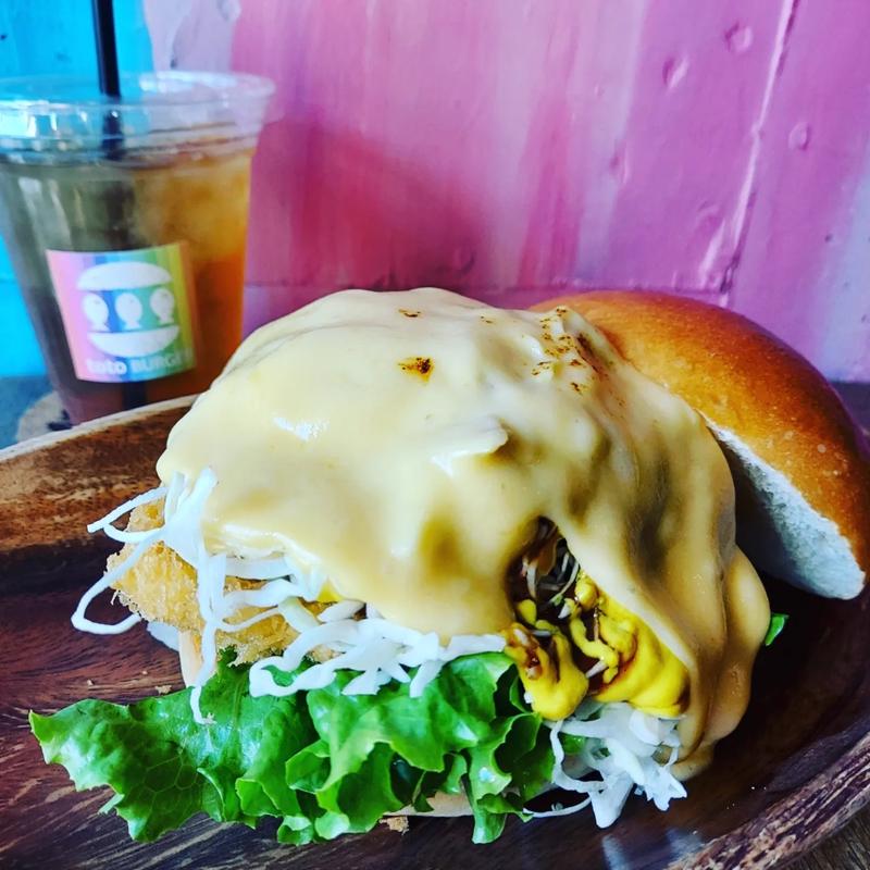 鰤カツ+チーズトッピング(toto BURGER)
