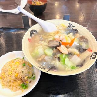 海鮮タンメンと半チャーハン(萬福菜館)