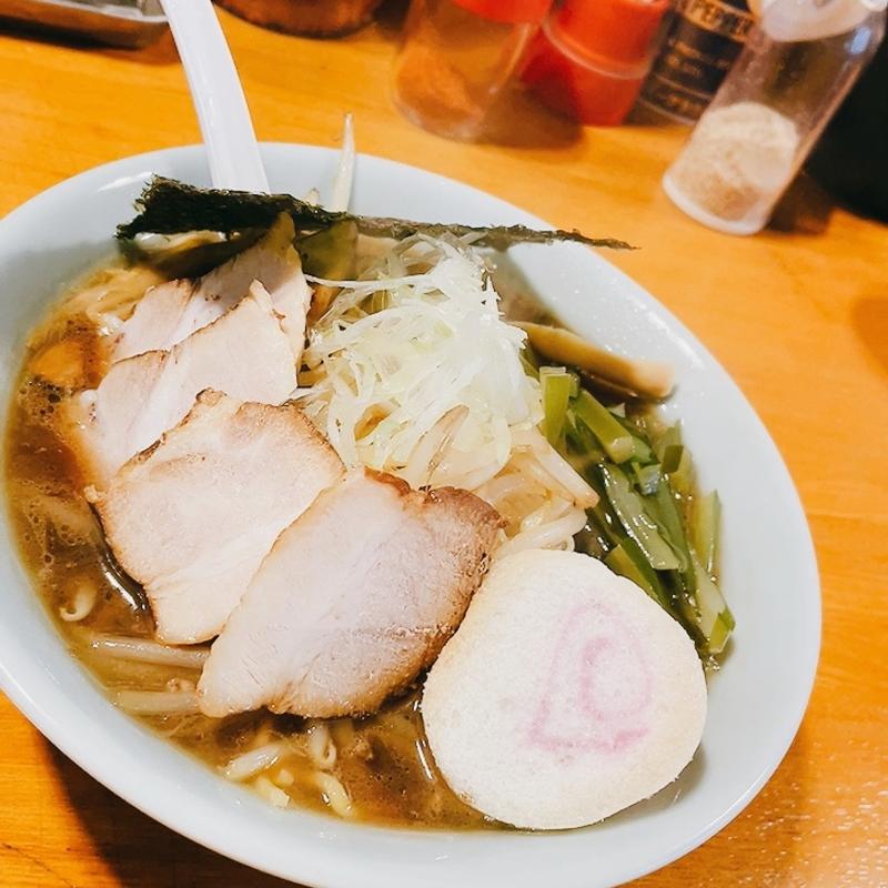 もやし正油ラーメン　茎わかめにチャーシュートッピング(二代目けけけ)