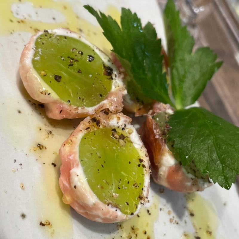 マスカットとチーズの生ハム包み(天ぷらとワイン 大塩 中野店)