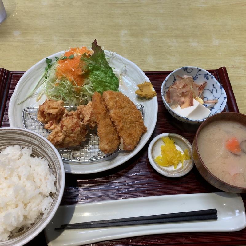 鶏の唐揚げとハムカツ定食(加賀家食堂)