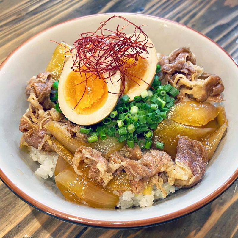 王道！大盛牛丼の味玉入り(麺屋はやぶさ)