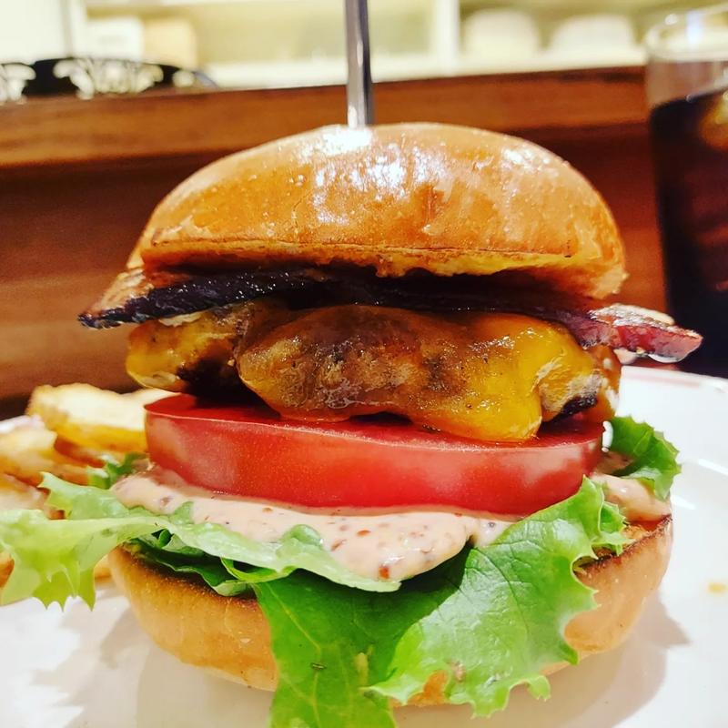 ハンバーガー・クラシック+自家製熟成ベーコン(Kaminari Burgers(カミナリバーガーズ))