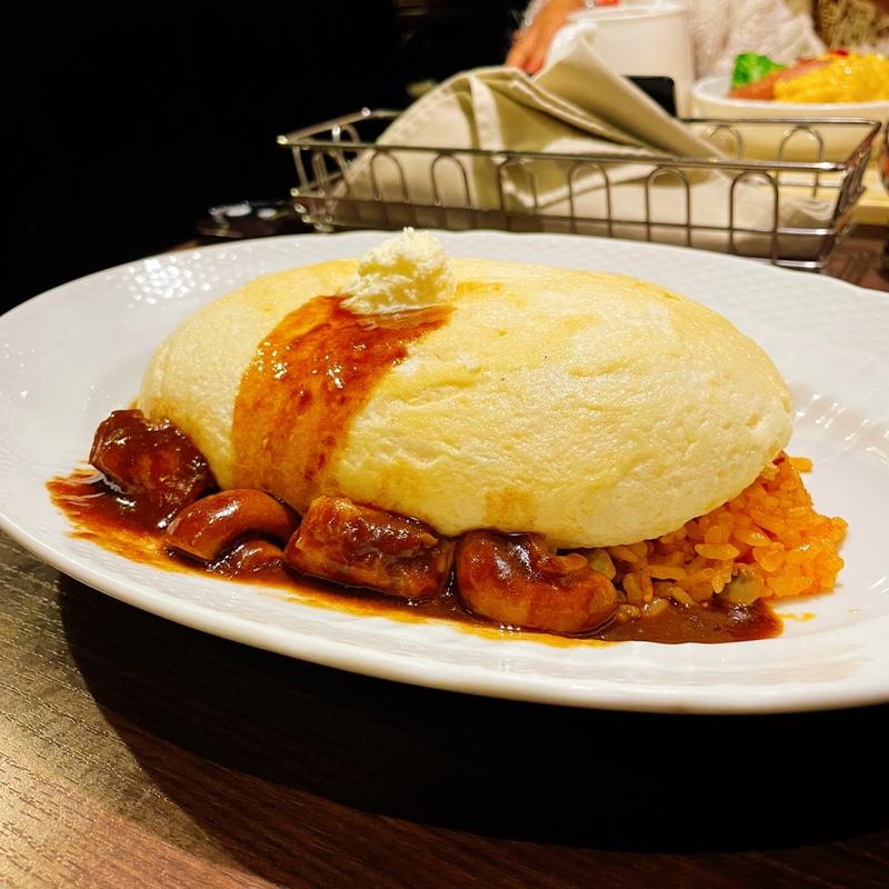 スフレ卵のオムライス　ビーフとマッシュルームのデミグラスソース(サロン卵と私 新さっぽろ店)