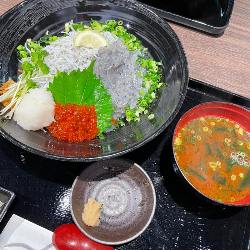釜揚げしらす生しらす丼(山助 鎌倉本店)