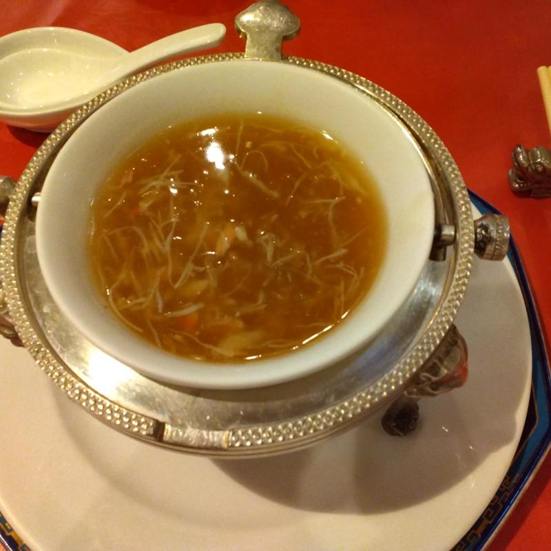 蟹肉とふかひれのㇲ―プ(広東名菜 富徳 （カントンメイサイトミトク）)