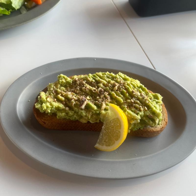 アボガドのトースト(CAFE&KITCHEN PANITA)