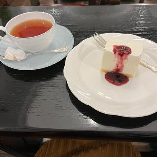 ケーキセット(レアチーズケーキ、紅茶)(フランソア喫茶室)