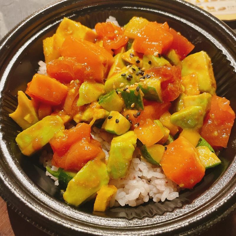 マグロとサーモンの韓国風ユッケポキ(雑穀米のポキ丼専門店 POKE☆POKE 神保町店)