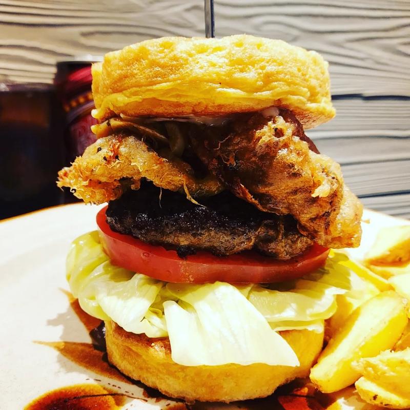 5周年記念牛タンと卵飯バーガー(だるま珈琲)