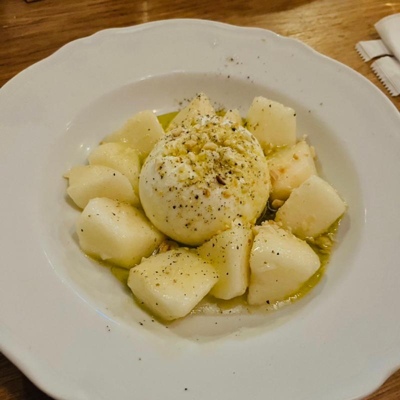 ブラッラータと洋梨のヘーゼルナッツ(AURELIO)