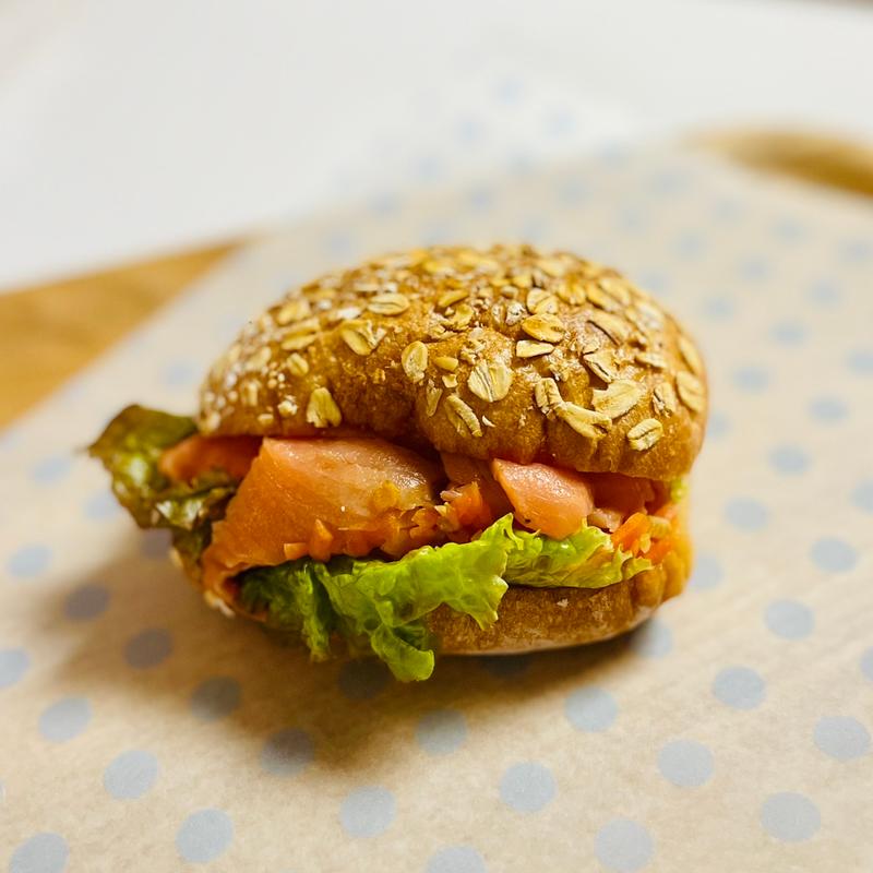 サーモンとキャロットラペのサンド(マニフィック ブーランジェリー)