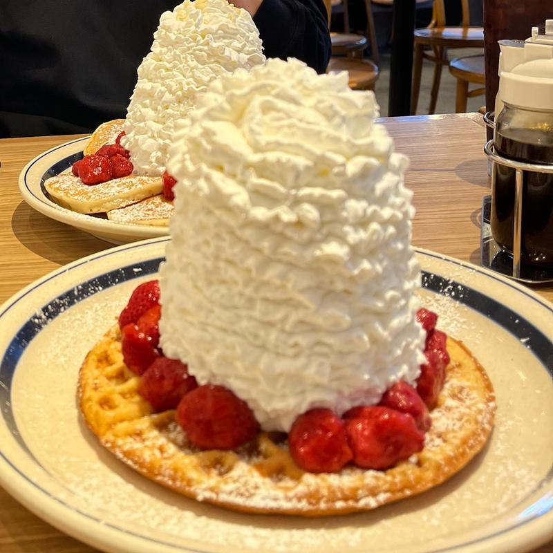 ストロベリーホイップクリームとマカダミアナッツワッフル(Eggs ’n Things 梅田茶屋町店)