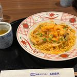 たっぷり海老とモッツァレラのトマトクリーム
