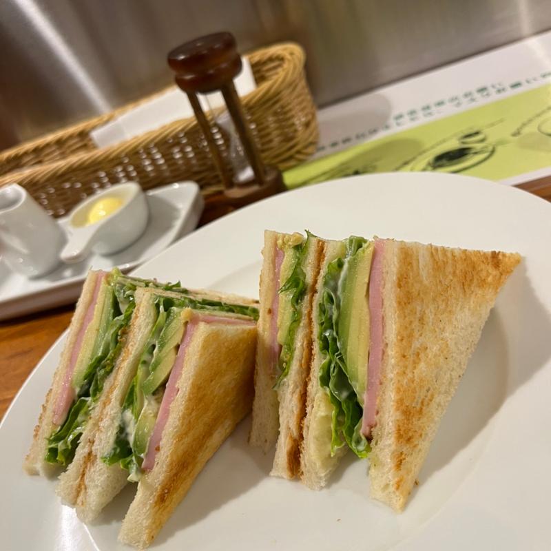 アボカドとロースハムのローストサンドイッチ(ホットケーキパーラー フルフル 赤坂店 （Fru-Full）)