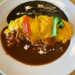 黒カレーとデミグラスのオムライス