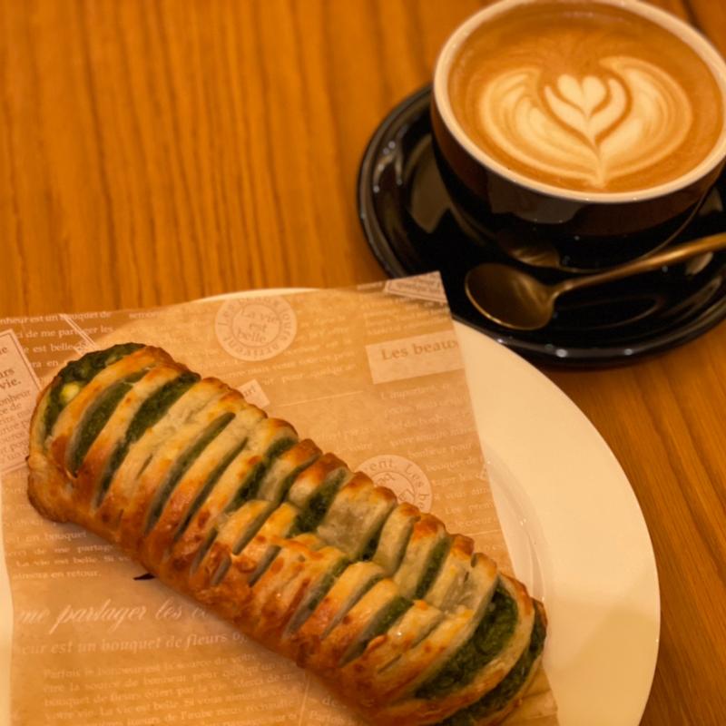 ほうれん草のフェタチーズパイとカフェラテ(BEVALLEY COFFEE)
