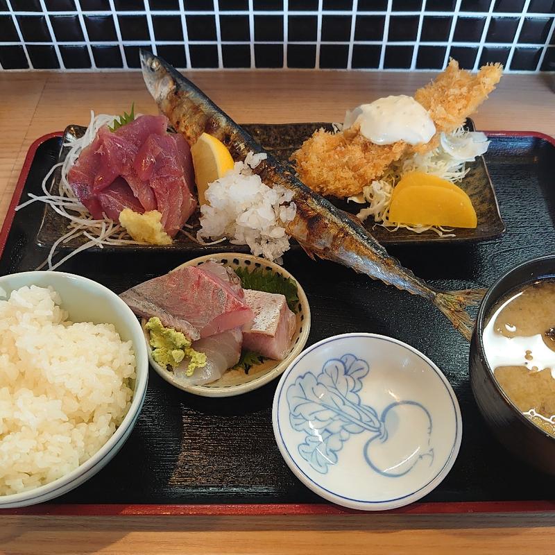 秋味定食(さんま焼･秋じゃけフライ･かつお刺身)(魚と肴 とおるの台所)
