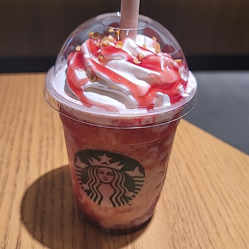 ストロベリー ＆ ベルベット ブラウニー フラペチーノ®

(スターバックス)