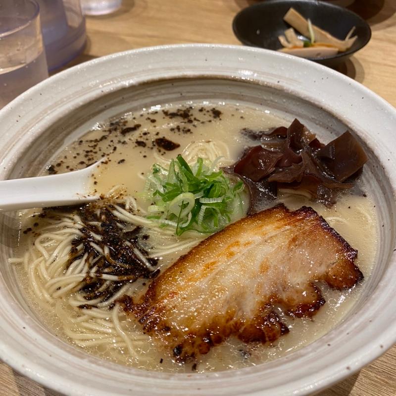 塩芳醇中華そば 黒(中華そば 芯せかい エミフルMASAKI店)