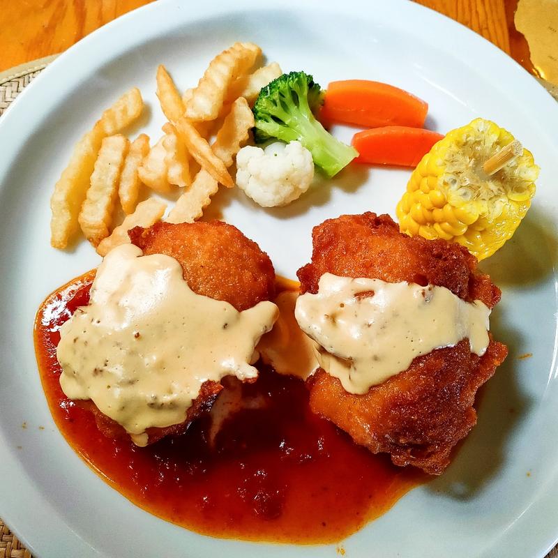 チキンロールフライのチーズ詰め仕立て(サムズバイザシー)