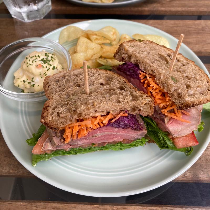 自家製ローストビーフサンド(カフェ＆バー ポコリット)