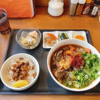 台湾家常紅焼牛肉麺(台湾屋台めし(BaDouYau/バトウーヤウ))