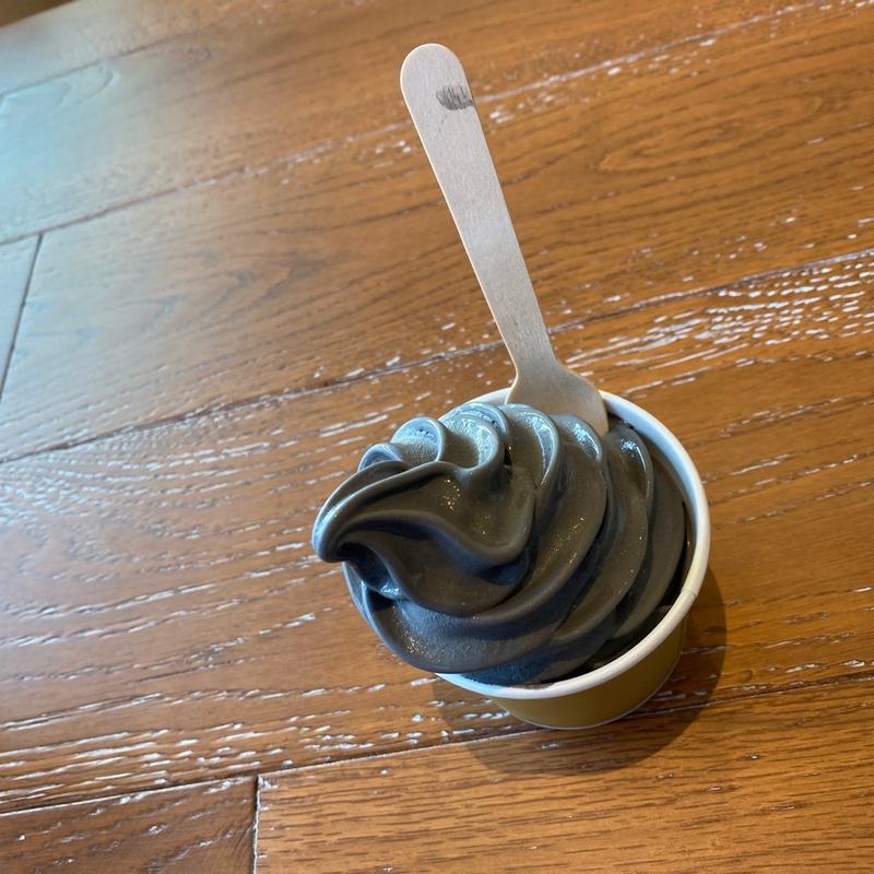 竹炭ソフト(九州パンケーキCafe人吉HASSENBA店)