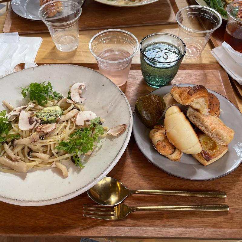 (TOOTH TOOTH FISH IN THE FOREST)