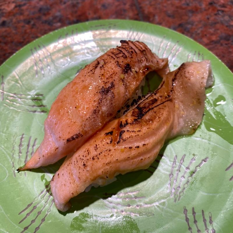 炙りとろサーモン 焦がし醤油握り(回転寿司 根室花まる 南25条店)