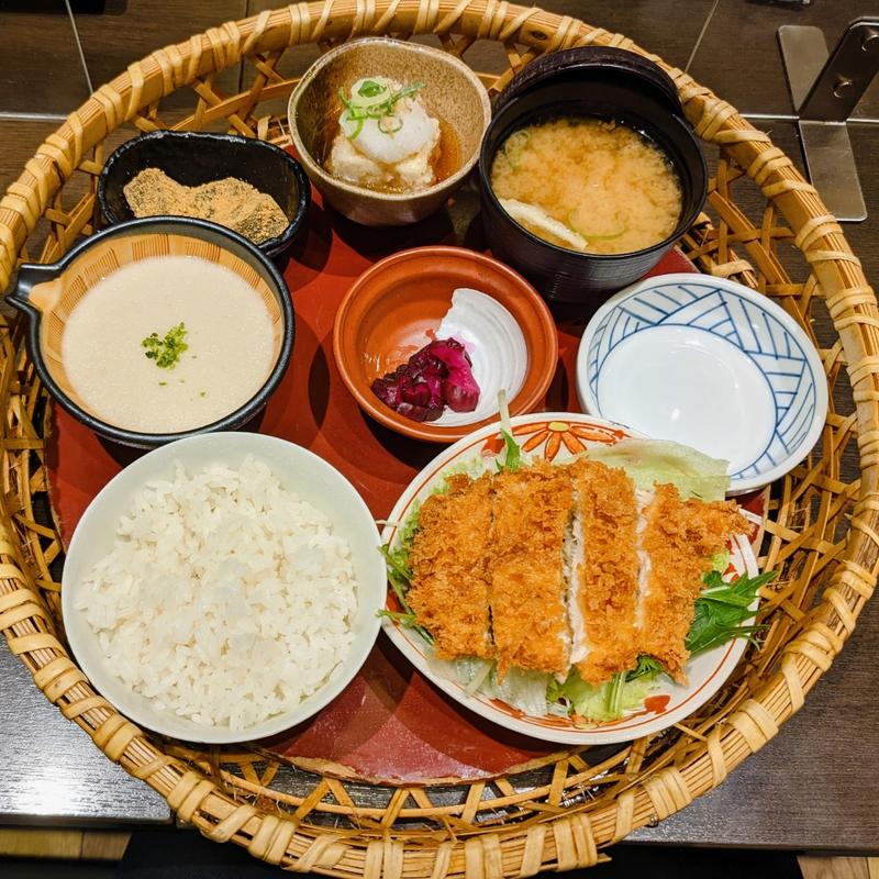 ロースカツの籠盛り(とんかつ勝六 アルプラザ店)