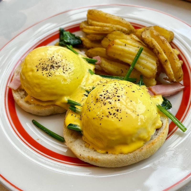 エッグスンベネディクトほうれん草とベーコン(Eggs ’n Things 横浜マリンタワー店)