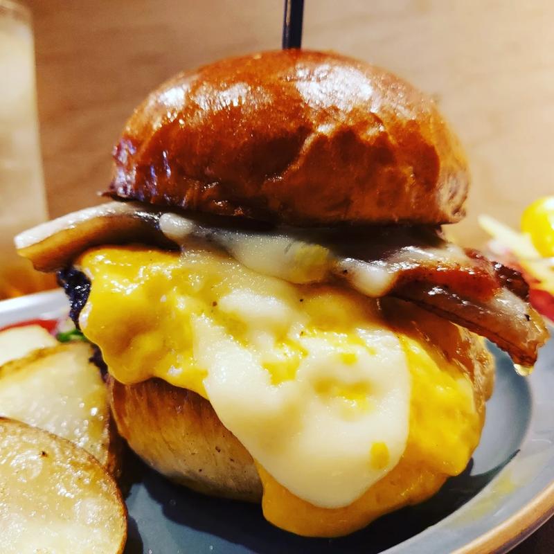 クラシックバーガー+ベーコン+チーズ(と木と)