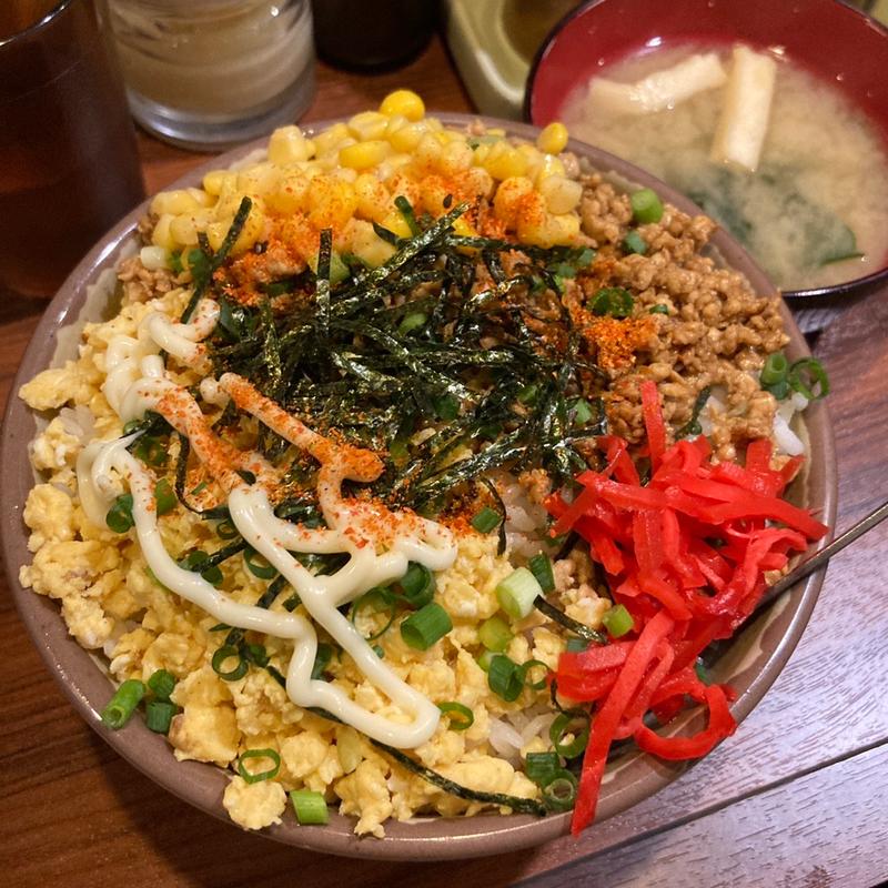 鶏そぼろ丼大盛り+コーン(丼達)