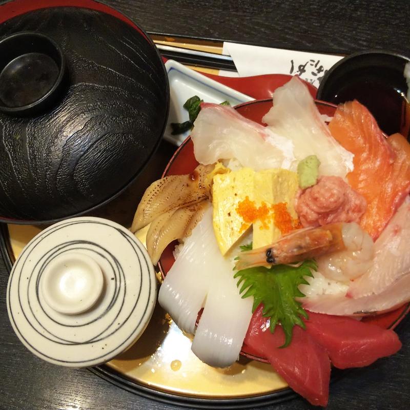 はみだし海鮮丼(肉と魚とめん料理 なにがし 一宮店)