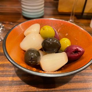 オリーブと塩らっきょ(焼き鳥とワイン＋ビストロおでん 3B)