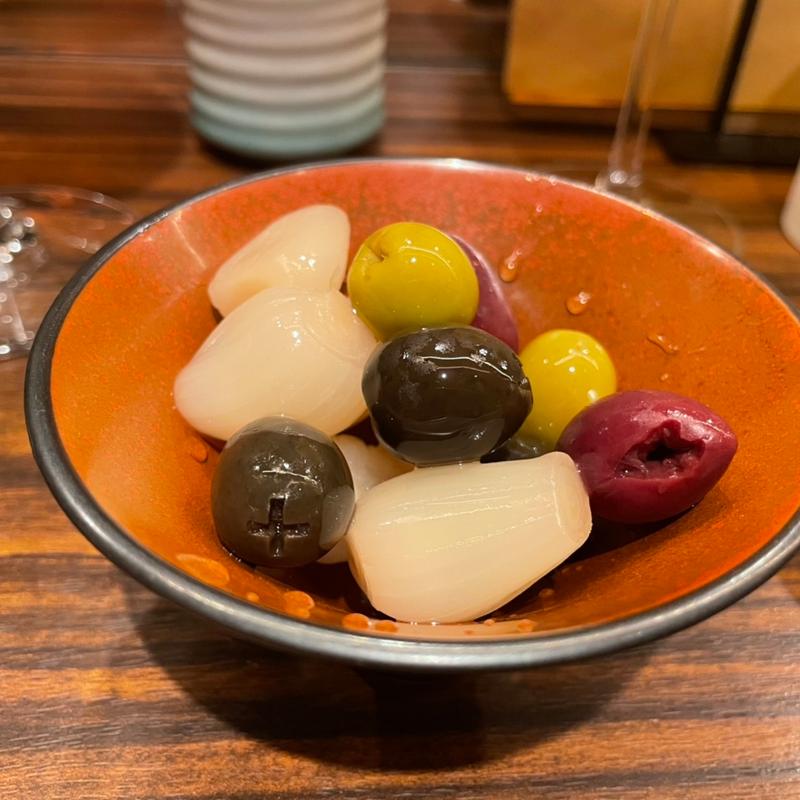 オリーブと塩らっきょ(焼き鳥とワイン＋ビストロおでん 3B)