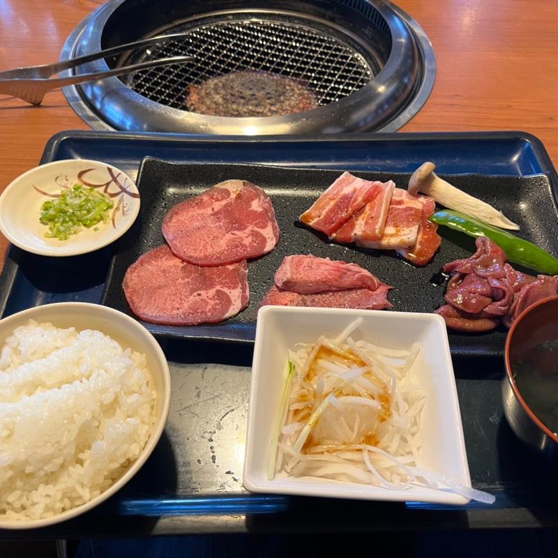 牛タンと三元豚定食 (焼肉 蔵 畝田店 （ヤキニク クラ）)