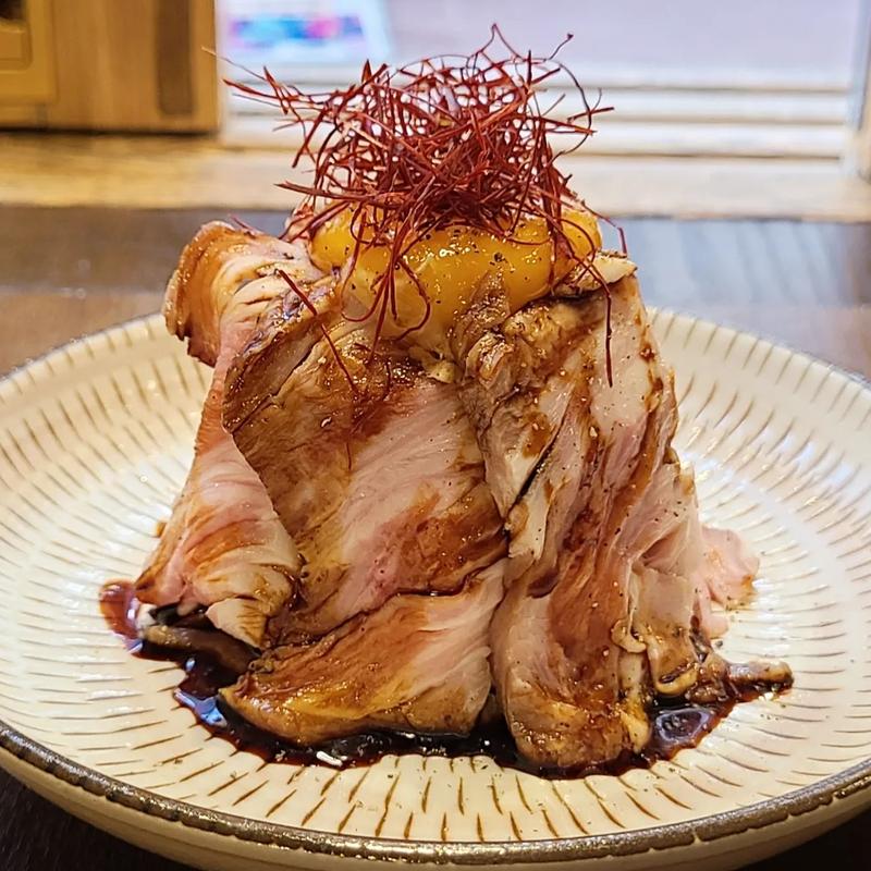 【期間限定】ロースト黒豚のマグマポテサラ(大衆酒場けいじ)