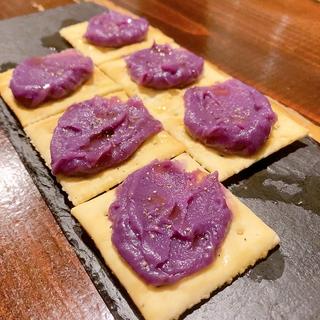 紫芋のカナッペ（お通し）(炭火やきとワインIZAKAYA シャルボン)