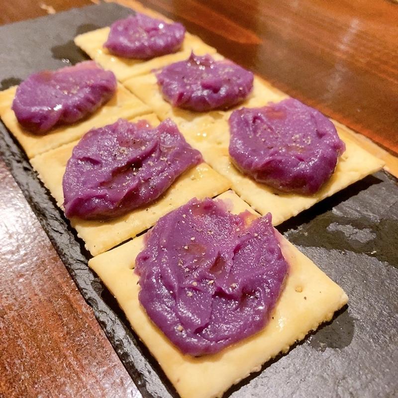 紫芋のカナッペ（お通し）(炭火やきとワインIZAKAYA シャルボン)