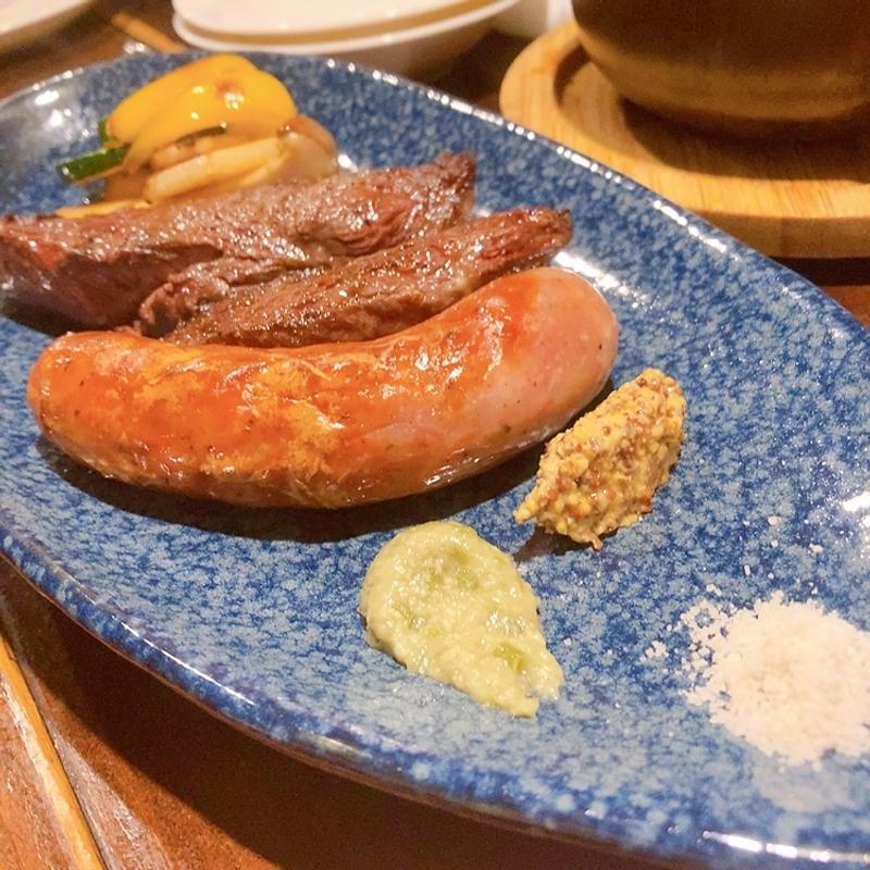 でっかい！ソーセージ(炭火やきとワインIZAKAYA シャルボン)