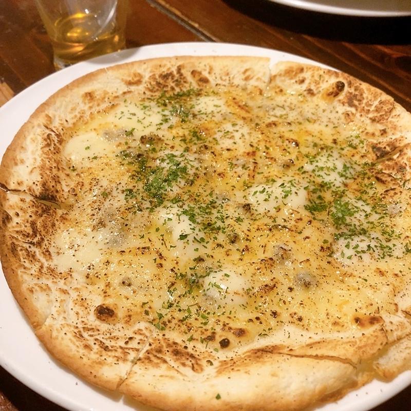 蜂蜜をかけるとスイーツになっちゃう4種のチーズピザ(炭火やきとワインIZAKAYA シャルボン)