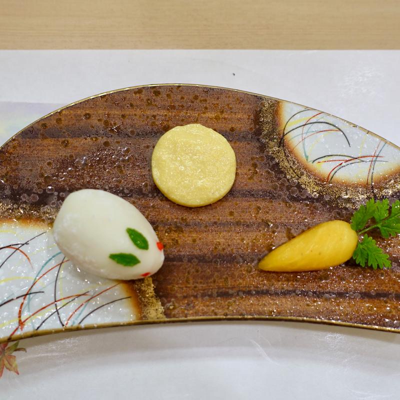 先付：百合根うさぎ、紅ズワイ蟹射込み、柿人参、カラスミ満月(日本料理　希粋 )