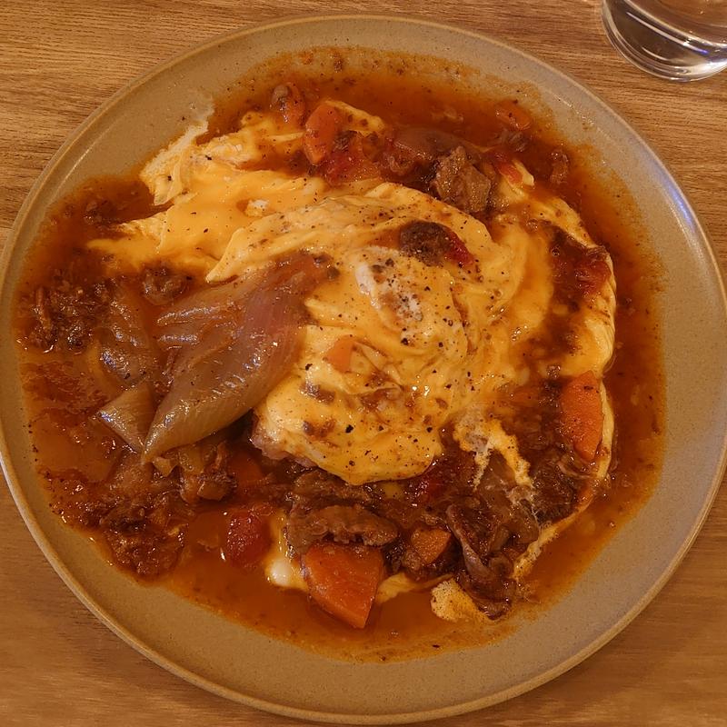 半熟卵のオムライス〜ビーフシチューソース(hinata cafe ~coffee roastery（ヒナタカフェ）)