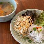 ランチメニューのスープとサラダ(Soi Gapao （ソイガパオ）)