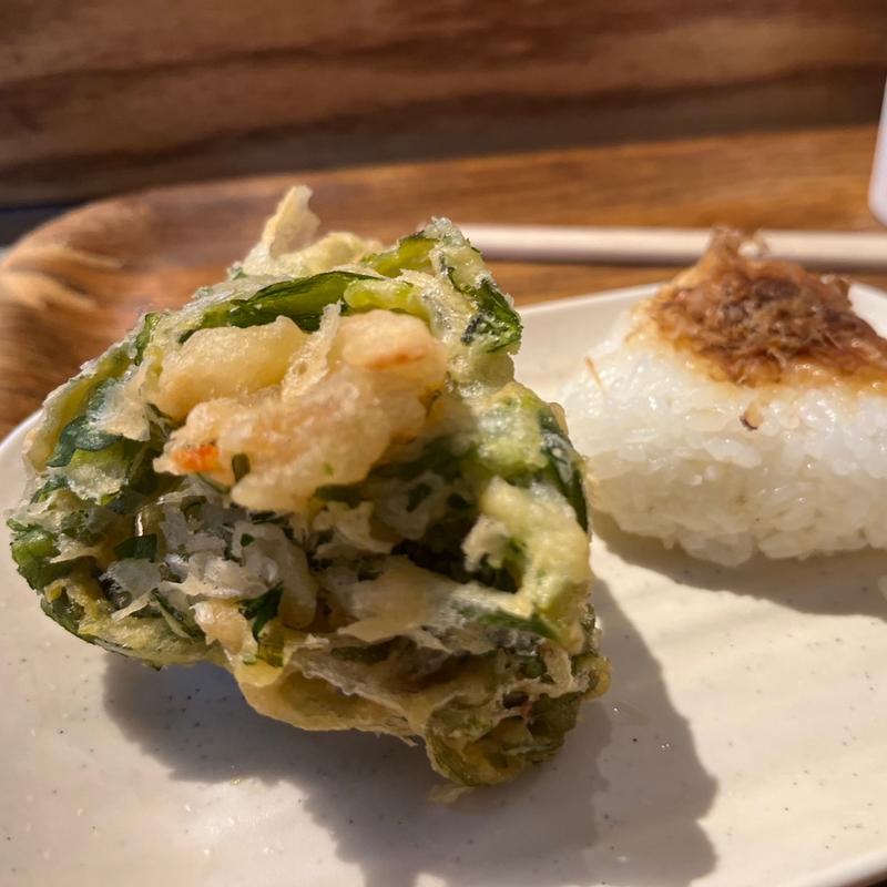 おにぎりと小松菜とエビの天ぷら(Udon kyutaro)