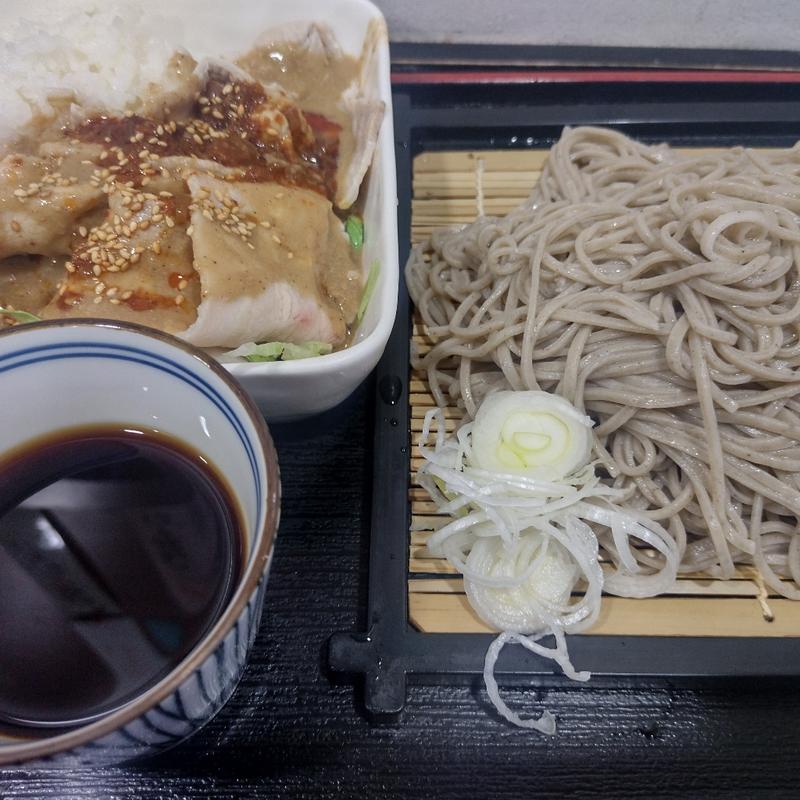 Aセット　もりそばと豚しゃぶ胡麻辛ソース丼(à la 麓屋 （あら ふもとや）)